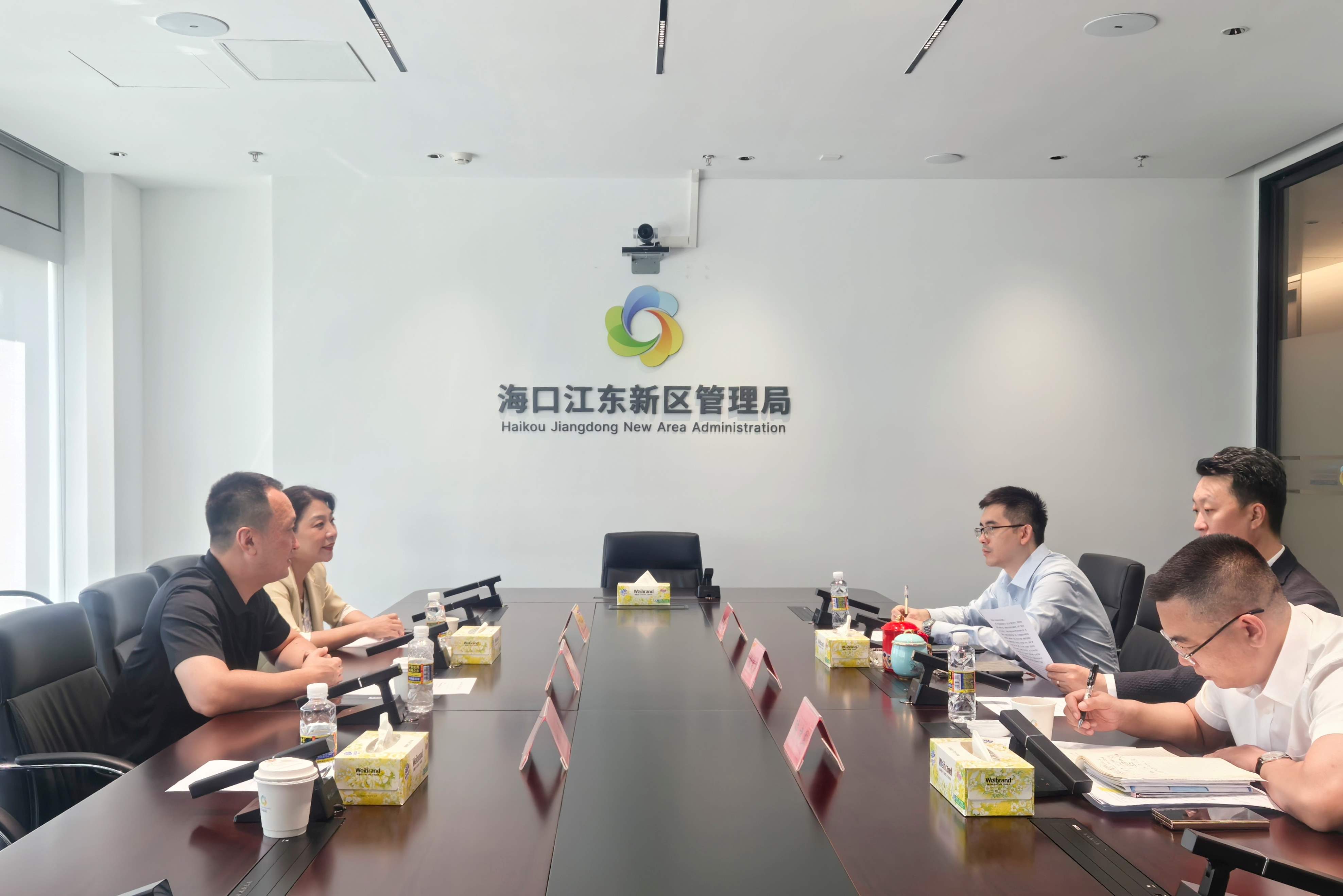 7月10日，尊龙凯时官方网站与海口江东新区管理局举行座谈.jpg